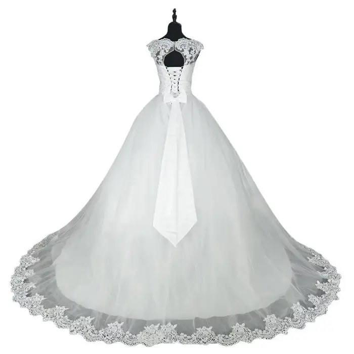 Robe de mariée blanche à épaules dénudées