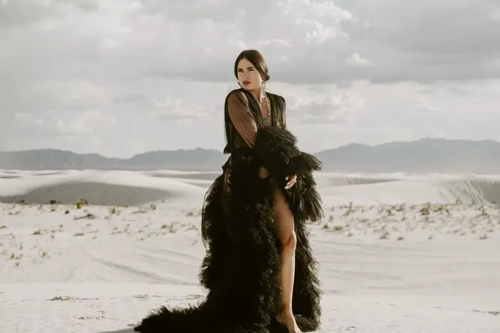 Robe de mariée sexy noire en tulle à volants avec ceinture, devant ouvert, manches longues bouffantes, pour séance photo et événements formels