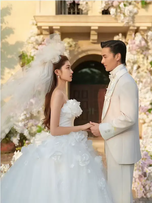 Robe de mariée douce style féerique sans bretelles en soie voile dentelle princesse française coupe cintrée jupe moelleuse occassions spéciales mariage fiançailles