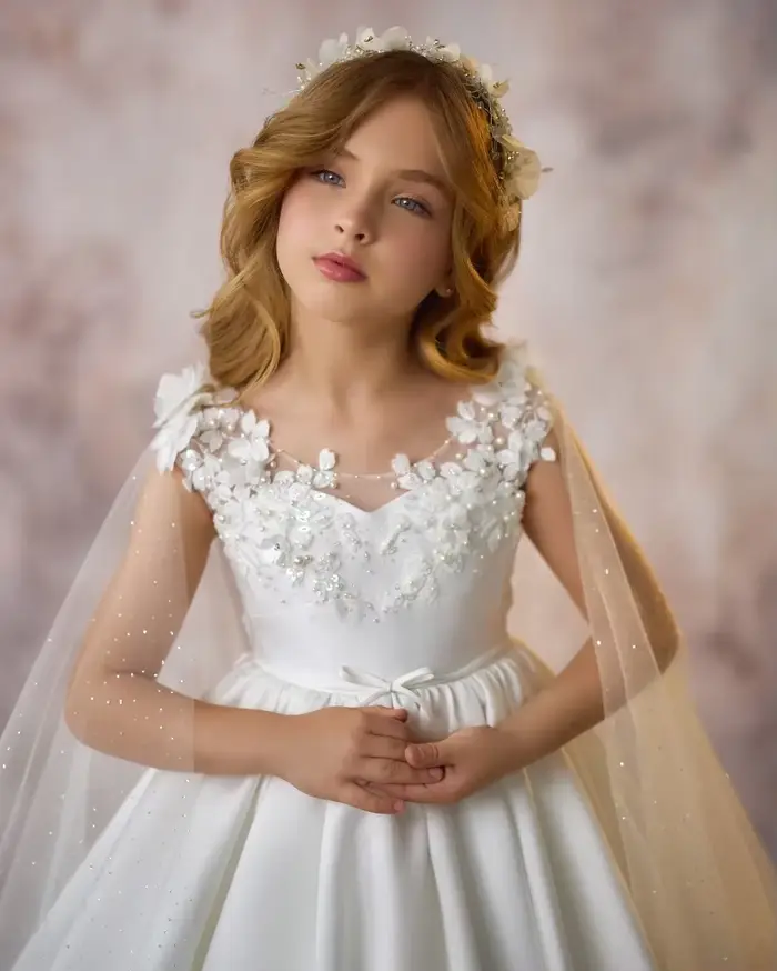 Robes de fille de fleur blanche élégante avec enveloppe personnalisée appliquée litière filles