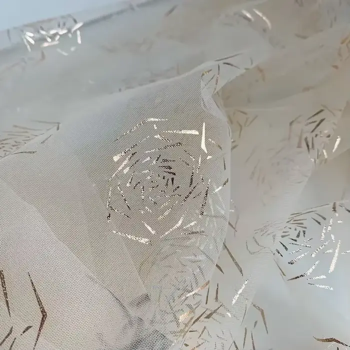Tissu en dentelle à fleurs roses dorées