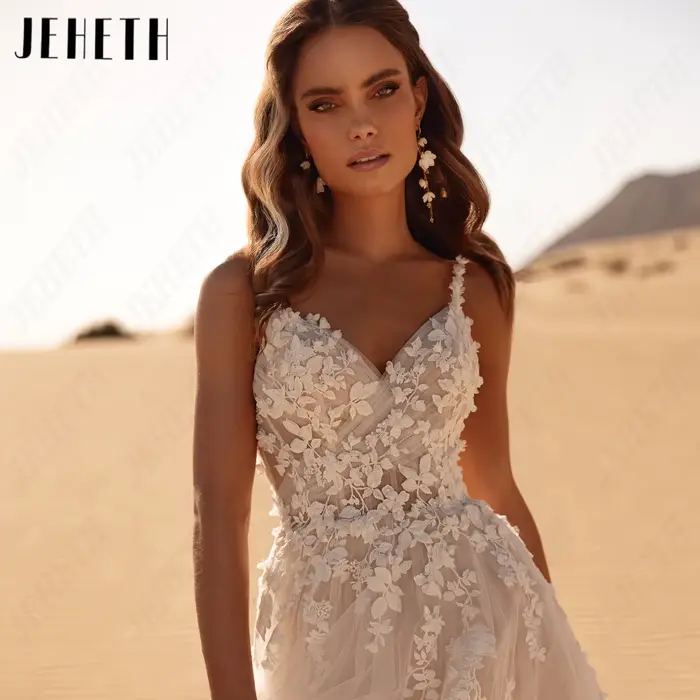JEHETH Robe de Mariée Tulle Coupe A Bretelles Fines Col V Profond Appliques Dentelle Florale 3D Dos Illusion Nu Grande Fente Latérale Traîne Chapelle Shooting Dunes Désertiques Bohème au Coucher de So