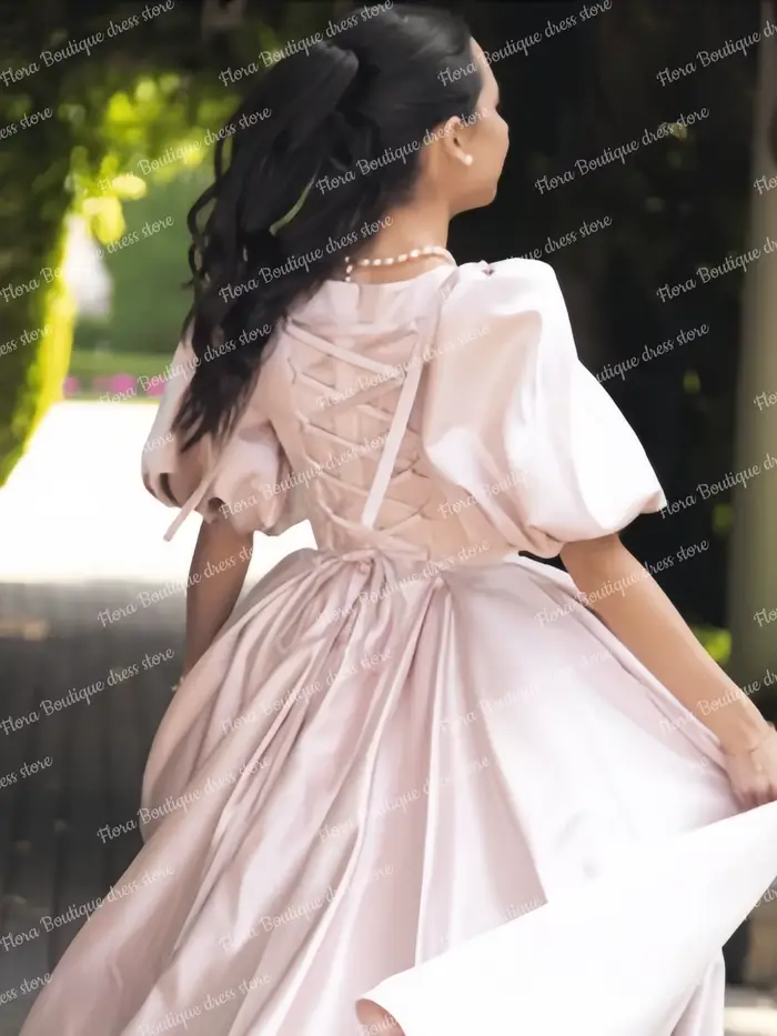 Robe de demoiselle d'honneur en satin personnalisée avec manches évêques et détails élégants pour mariages et premières communions enfants
