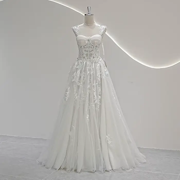 Robe de mariée bohème sur mesure avec train de 50 cm, ivoire, col carré, dentelle et perles pour cérémonie de plage ou événement romantique