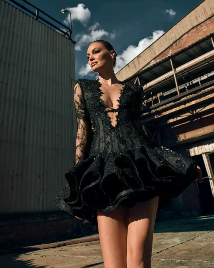 Robe de cocktail mini sexy en dentelle noire à manches longues, col en V, volants élégants, pour soi