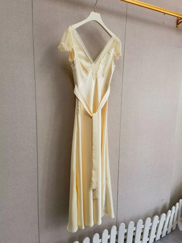 Robe d'été ajustée jaune en satin pour femme avec ceinture, col en V et manches volantées, style français, nouvelle collection