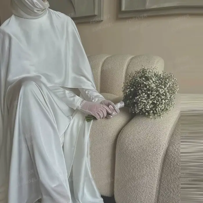 Robe de mariée musulmane simple en polyester satiné avec détails drapés, froncés et plissés pour femmes occasions spéciales