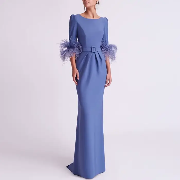 Robe de mère de la mariée personnalisée bleue avec plumes et ceinture plissée pour mariages et cérémonies élégantes