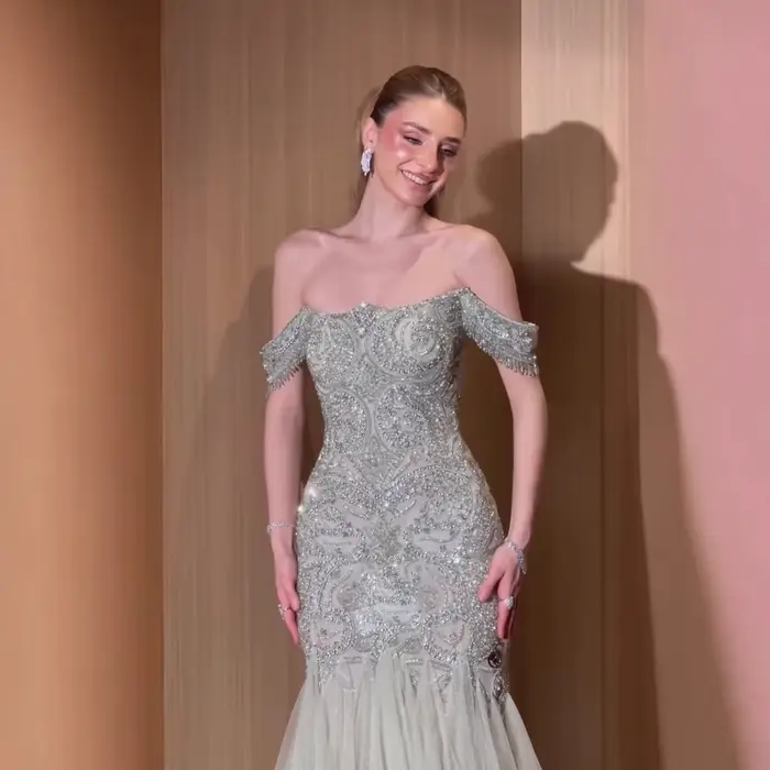Robe de soirée sirène de luxe en polyester satiné perlée avec décolleté hors épaule pour femmes, idéale pour mariage et cérémonies spéciales