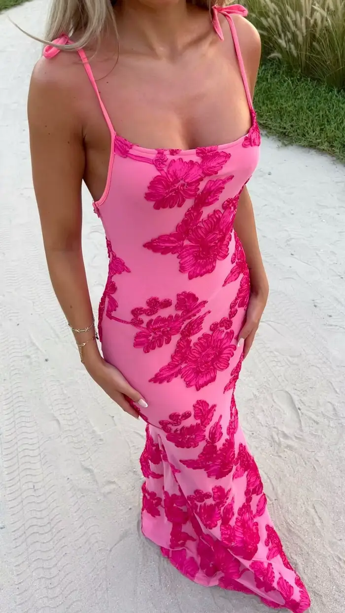 Robe longue brodée de fleurs roses