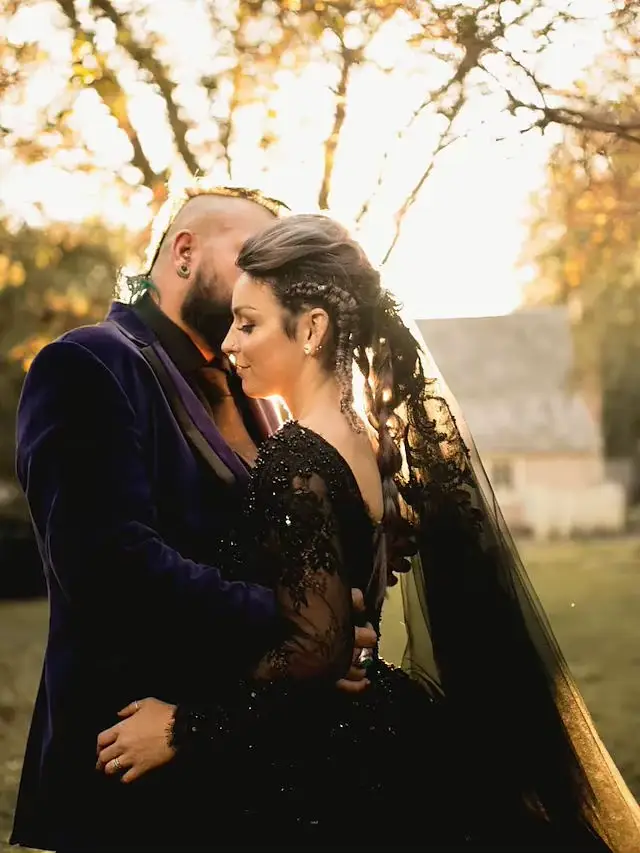 Robe de mariée princesse noire élégante avec train de balai et col en V pour soirées et événements formels