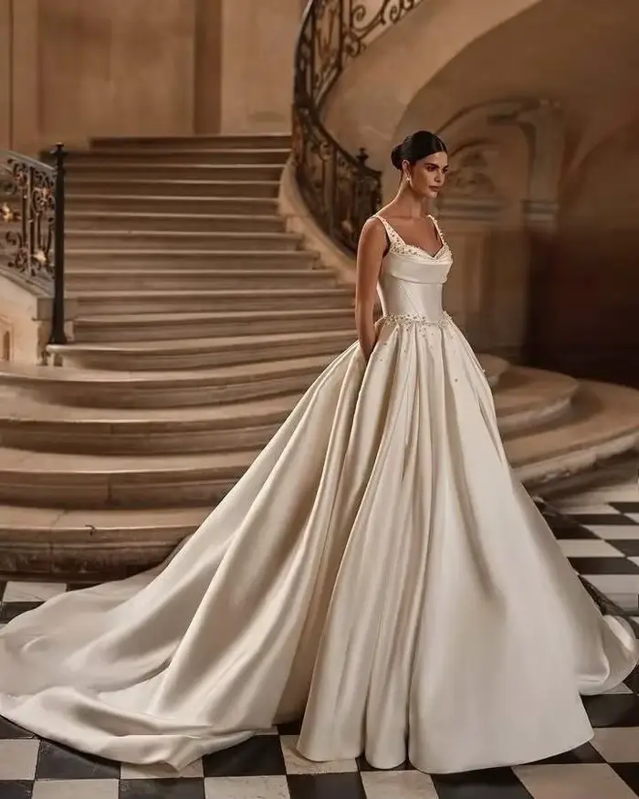 Perles élégantes a-ligne robes de mariée bretelles Spaghetti Satin