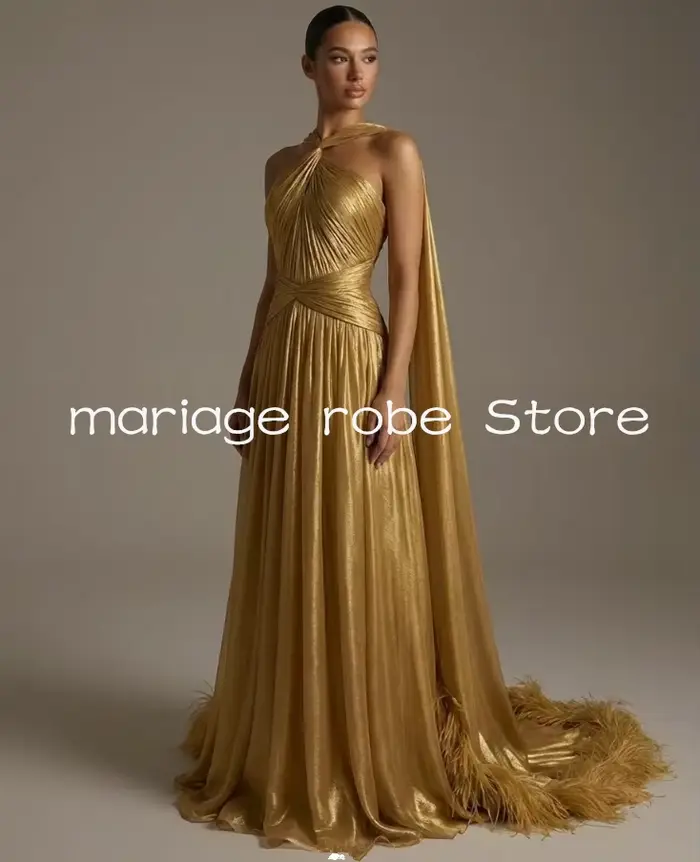 Robes de soirée longues et fluides dorées brillantes avec cape