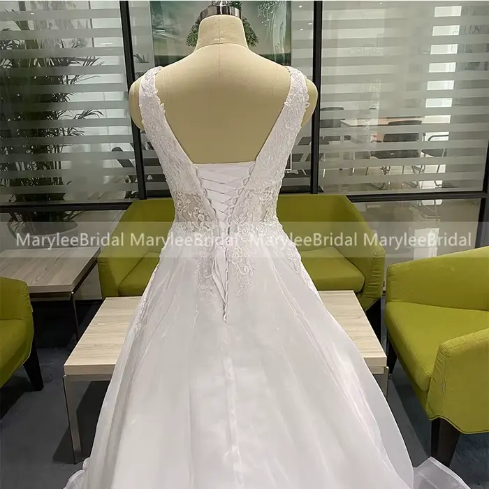 Robe de mariée princesse coupe A-line personnalisée avec appliques en dentelle illusion de Venise