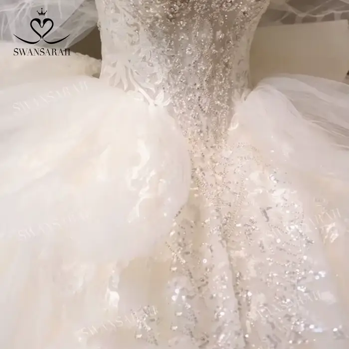Robe de mariée perlée avec train
