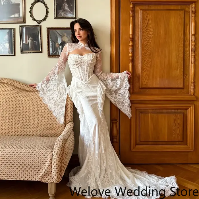 Robe de mariée sirène vintage blanche avec dentelle transparente et manches longues évasées pour soirée officielle