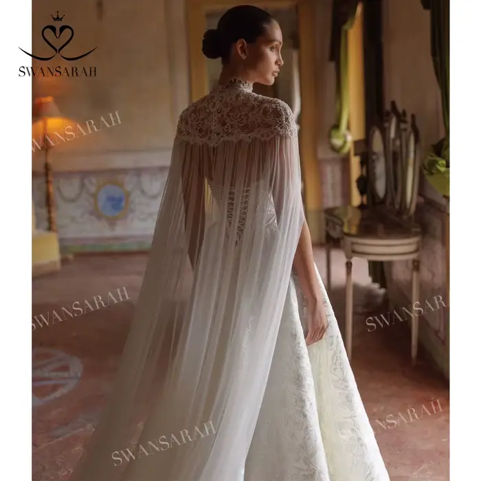 Robe de mariée SwanSarah sans manches, personnalisable en polyester, avec détails en dentelle et appliques florales pour mariage élégant et sophistiqué