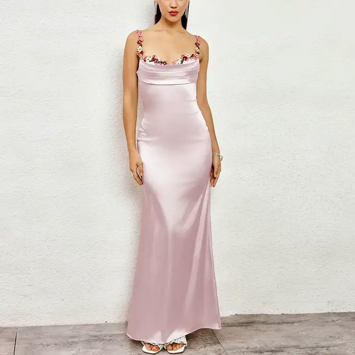 Robe de soirée élégante à fines bretelles en satin