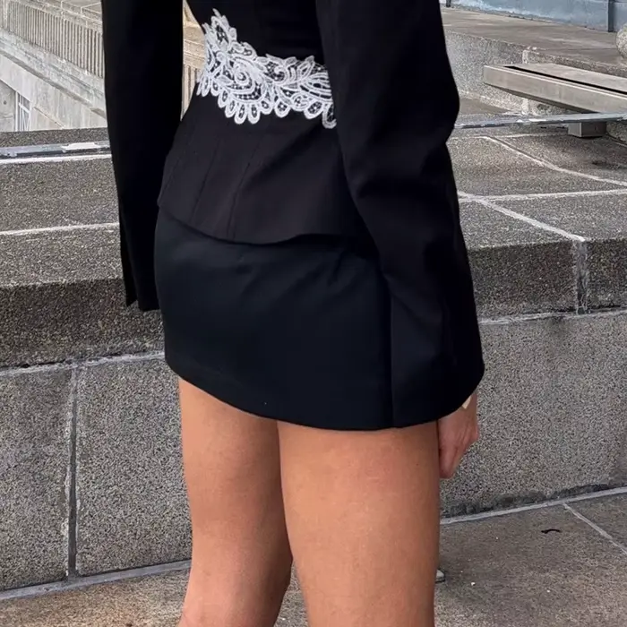 Ensemble jupe pour femme, blazer court en satin à col en V avec détail cravate, mini-jupe unie, tenu