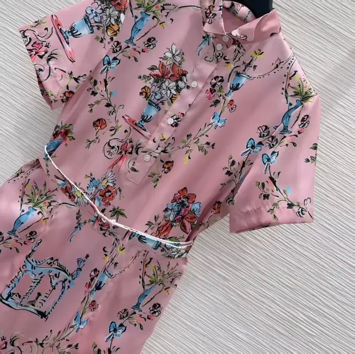 Robe d'été élégante rose à imprimé floral col montant manches courtes pour femmes occasions spéciales