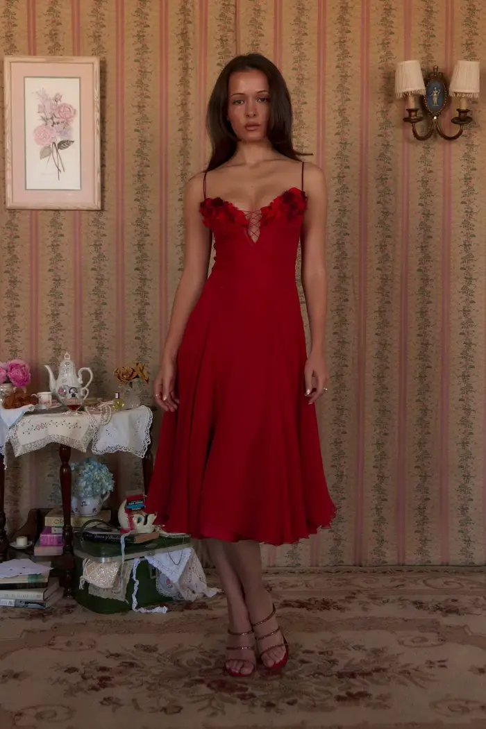 Robe longue élégante dos nu, plissée, coupe trapèze, sans manches, épaules dénudées, couleur unie, a