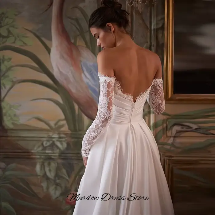 Robe de mariée simple en satin avec fente latérale
