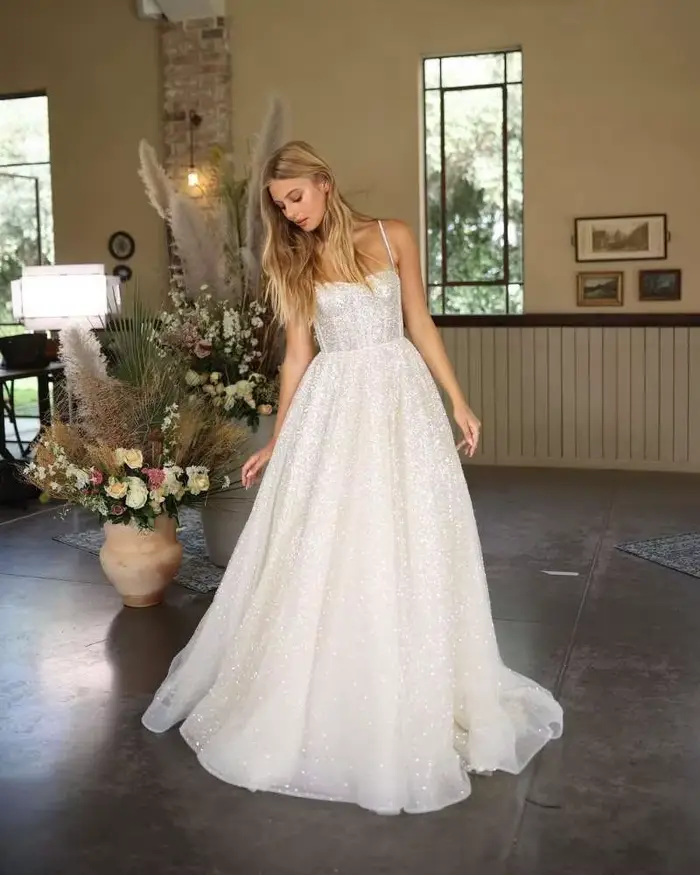 Robe de mariée LORIE Boho avec paillettes, bretelles spaghetti, princess silhouette, couleurs personnalisables pour cérémonies de plage et événements saisonniers