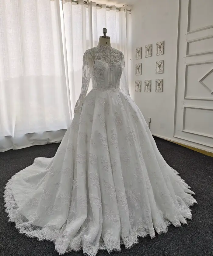 Robe de mariée en dentelle élégante avec train de la cour, décolleté en cuillère et soutien-gorge intégré pour femmes et futures mamans occasions spéciales