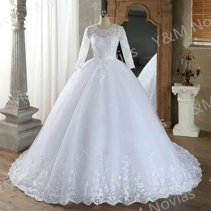 Robe de mariée vintage blanche avec manches princesses, col rond, dentelle et broderies pour femmes, idéale pour les mariages et autres cérémonies importantes