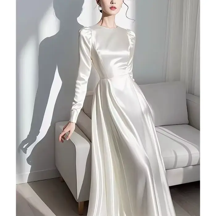 Robe blanche en satin à manches longues pour femmes élégante et fluide à la taille ajustement coupe régulière pour automne été occassions spéciales