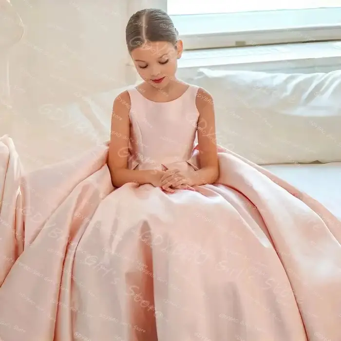 Robe de demoiselle d'honneur rose en satin plissé avec nœud et traîne brosse pour mariage, première communion et concours de beauté