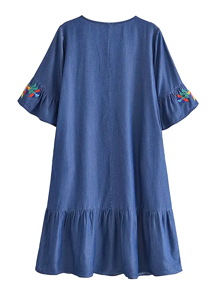 Robe en denim à manches courtes et col en V avec broderie florale pour femmes style bohème chic et vintage occasions estivales et spéciales