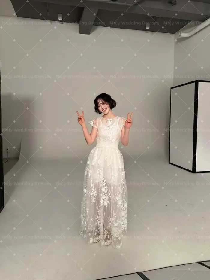 Robe de mariée en dentelle et organza style une ligne col rond avec dos à lacets et personnalisation sur-mesure pour mariée élégante