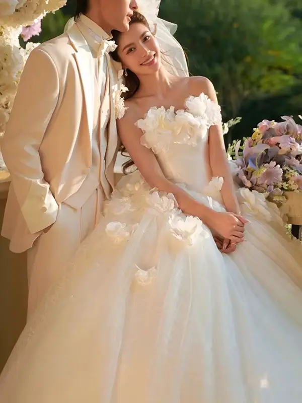 Robe de mariée douce style féerique sans bretelles en soie voile dentelle princesse française coupe cintrée jupe moelleuse occassions spéciales mariage fiançailles