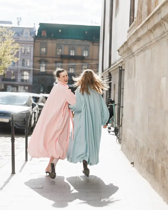 Robe longue rose pastel et bleue à manches bouffantes coupe ample pour femmes occassions spéciales soirée bal party mariage red carpet
