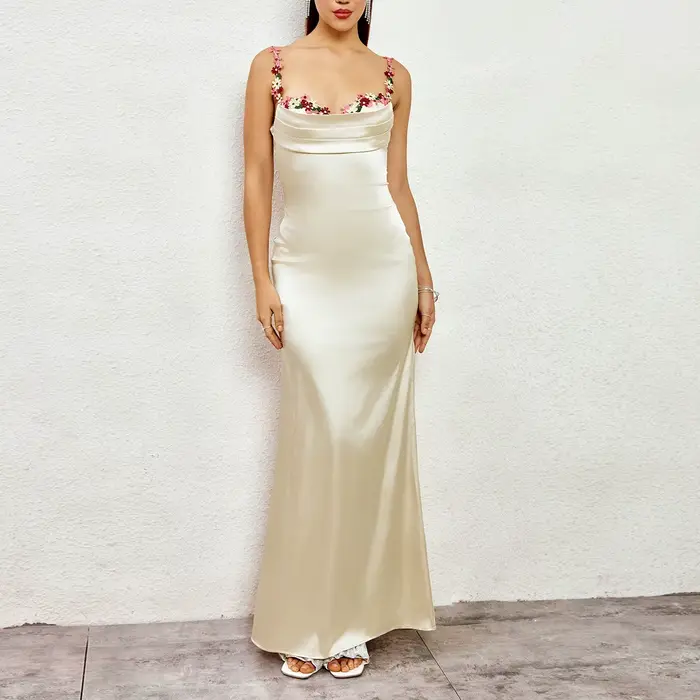 Robe de soirée élégante à fines bretelles en satin