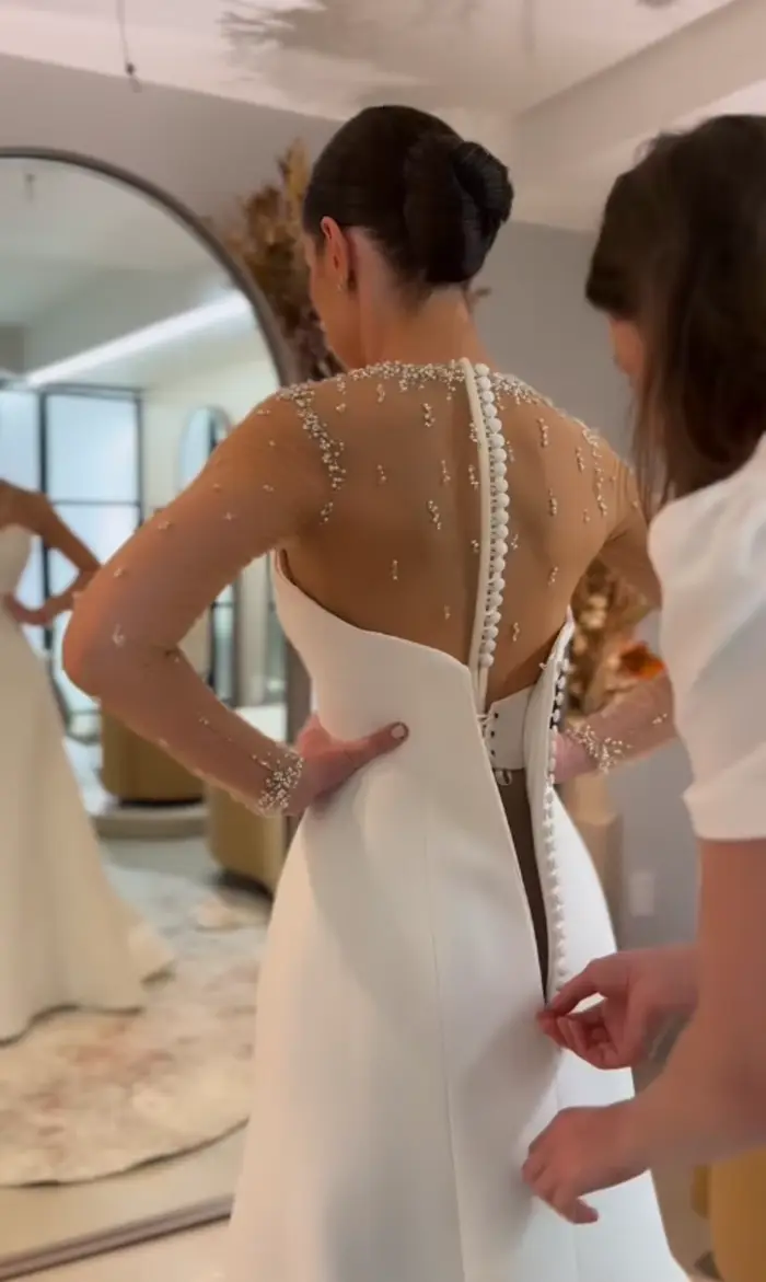 Robe de mariée Ellie Moda exquise en polyester satiné avec perles, sirène, décolleté cuillère, train de couronne, soutien-gorge intégré, disponible en plusieurs tailles et couleurs, pour cérémonies de mariage et événements spéciaux