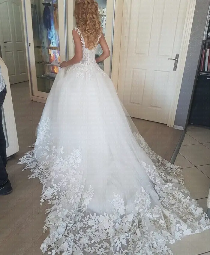 Robe de mariée en dentelle avec traîne transparente