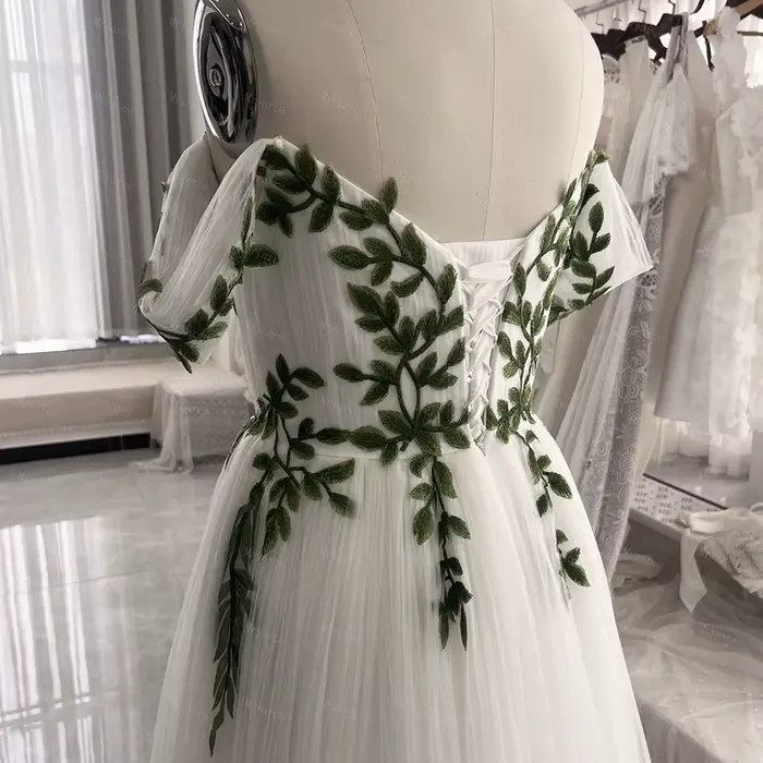 Robe de mariée en tulle plissé vert olive avec manches décolorées pour patients de la forêt collection printemps 2025 occassions spéciales naturellement coloré