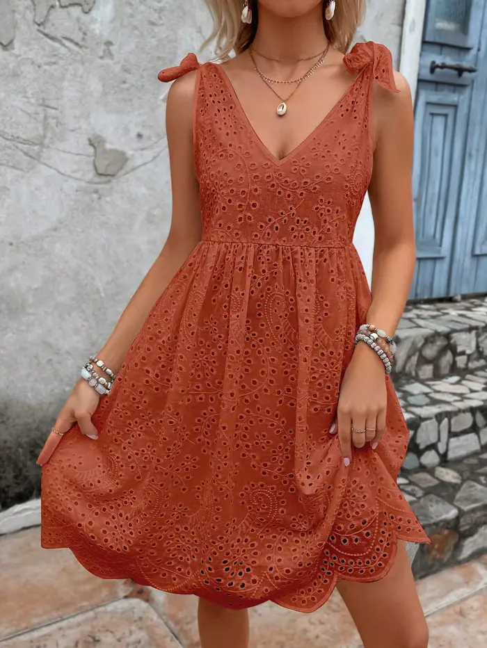 Mini-robe brodée à œillets pour femmes