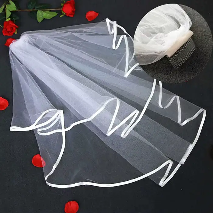 Voile de mariée en tulle blanc pour femmes, courte, bord de ruban avec peigne, costume de fête pour enterrement de vie de jeune fille et cérémonies de mariage