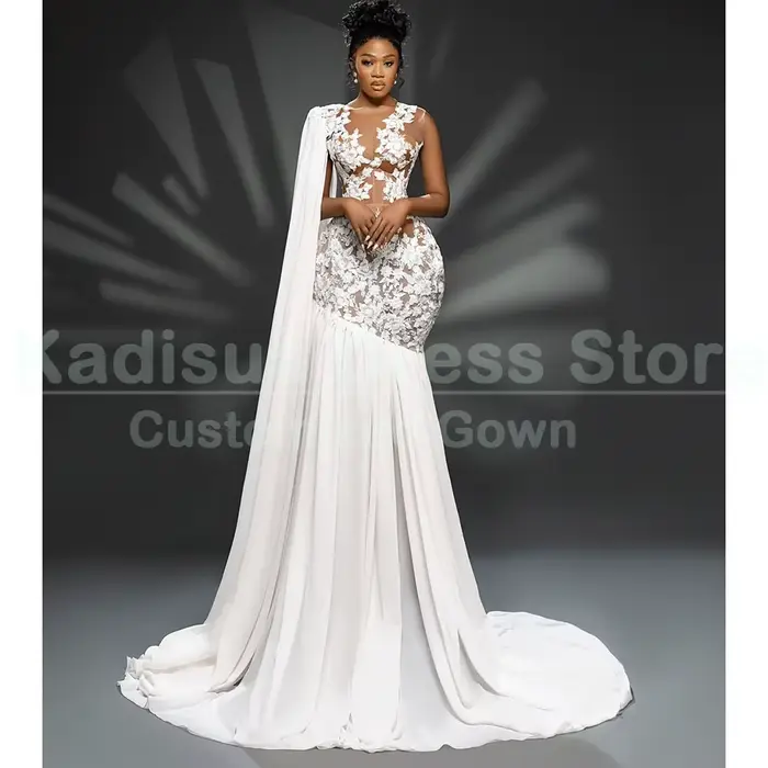 Robe de soirée de luxe en dentelle blanche et satiné avec traîne de chapelle élégante pour mariage et événements formels