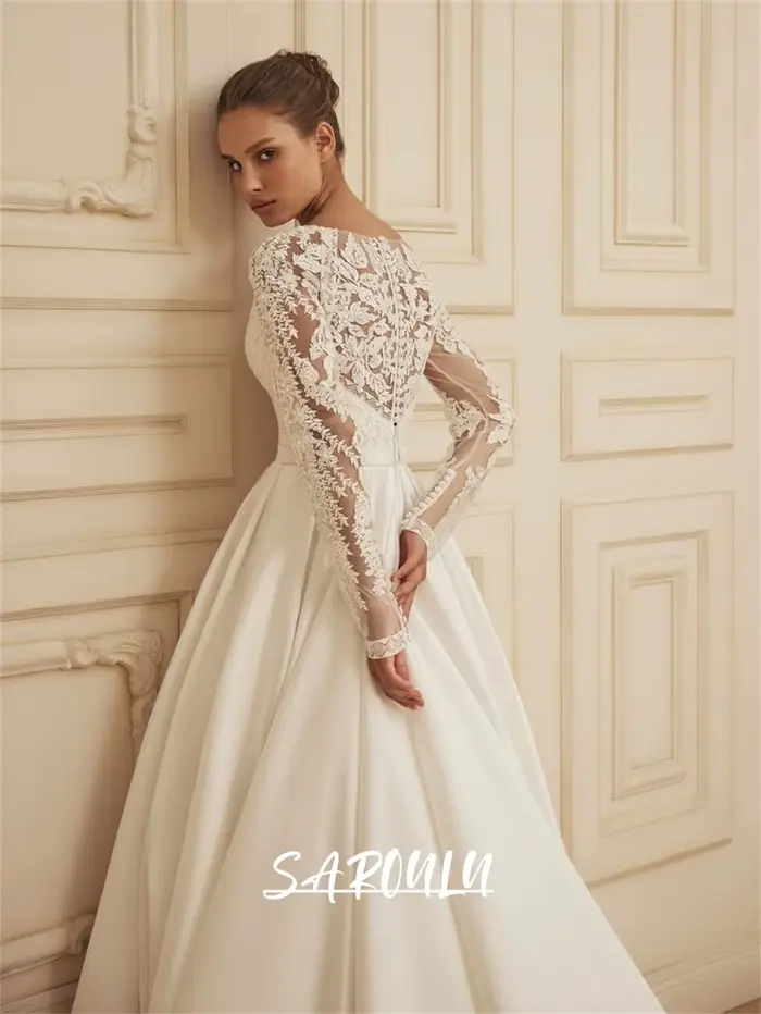 Robe de mariée longue en satin avec haut en dentelle