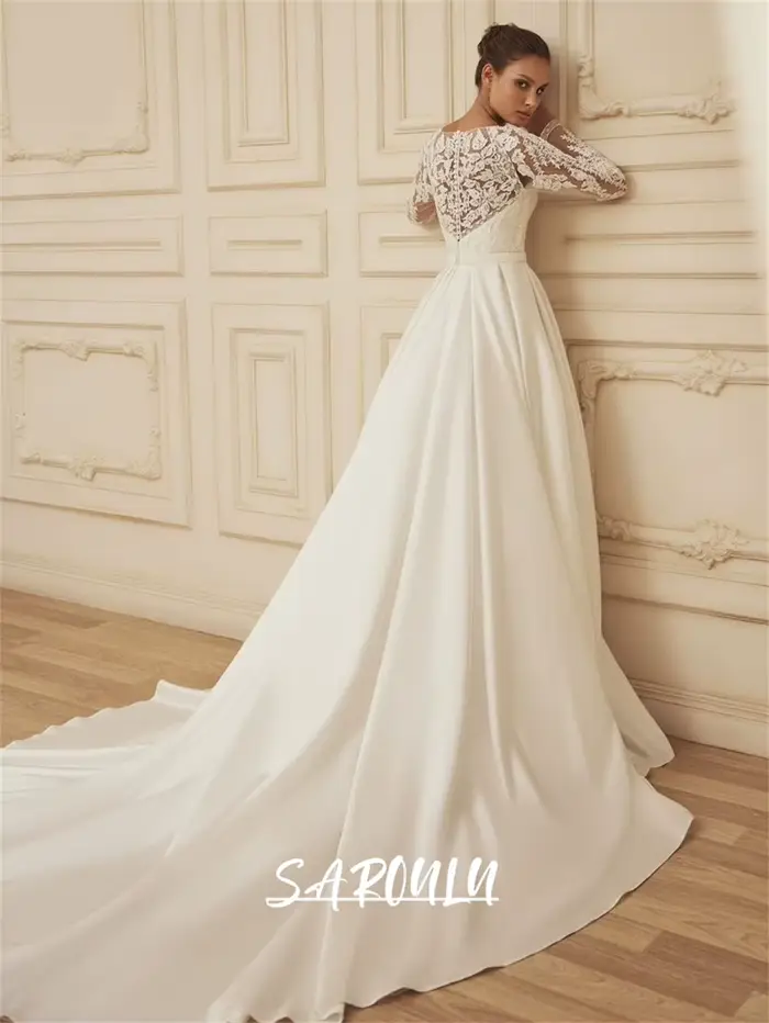 Robe de mariée longue en satin avec haut en dentelle