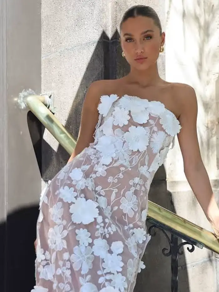 Robe longue transparente brodée florale sans bretelles blanche élégante