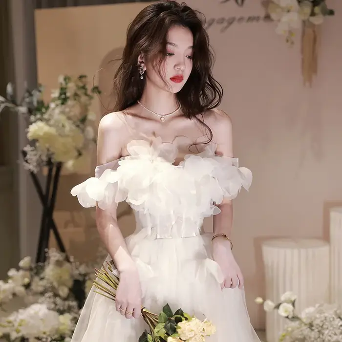 Robe de soirée blanche de luxe française avec train de balayage dentelle pour mariée ou occasions spéciales