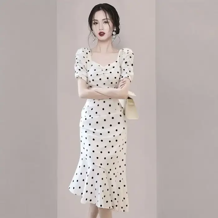 Robe mi-longue noire pour femme