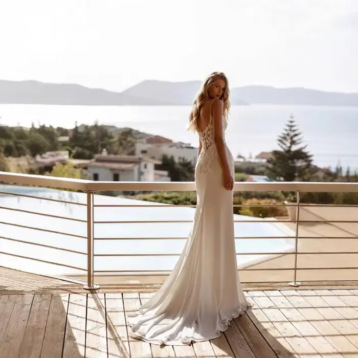 Robe de mariée classique en satin français avec dentelle et voile pour femmes, coupe cintrée et amincissante, idéale pour les mariages et événements spéciaux ```