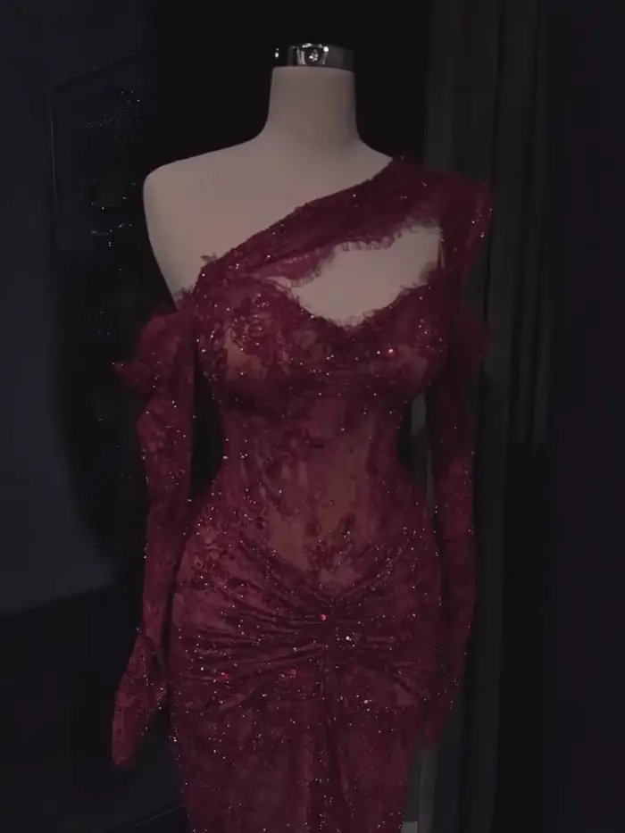 Robe sirène de soirée en dentelle perlée rouge bordeaux pour femmes, balayage, sans bretelles, perles appliquées, coupe sirène, bal, mariage, événements formels