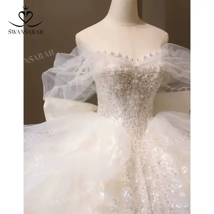 Robe de mariée perlée avec train